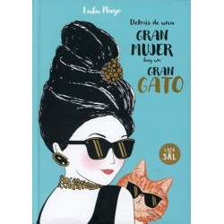 Detrás de una mujer hay un gran gato