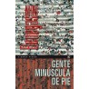 Gente minúscula de pie